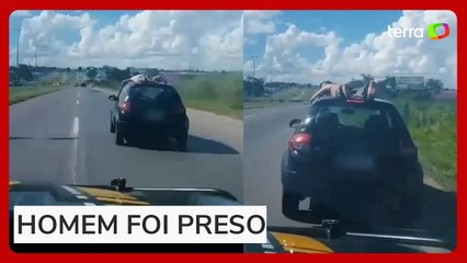 Polícia flagra homem viajando em teto de carro a mais de 100 km/h em Goiás