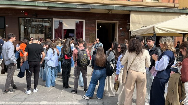 Bologna, la lunga fila per l'apertura del negozio di Martina Strazzer in via Rizzoli