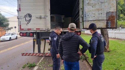 Guarda Municipal encontra mais de 5 mil cigarros eletrônicos em carreta recuperada após assalto