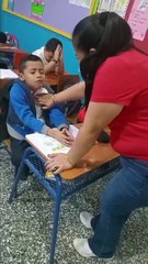 Maestra hondureña inicia clases con oración