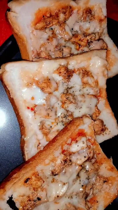 Mouth watering 😋 spicy pizza bread 🥪🥪