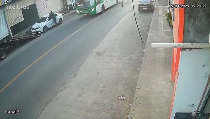Motorista tem celular roubado por dois homens em avenida importante de Salvador; assista