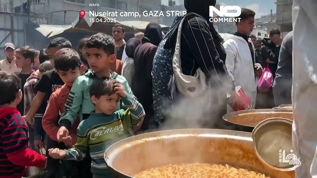 Palästinenser stellen sich an, um Lebensmittelhilfe im zentralen Gaza zu erhalten