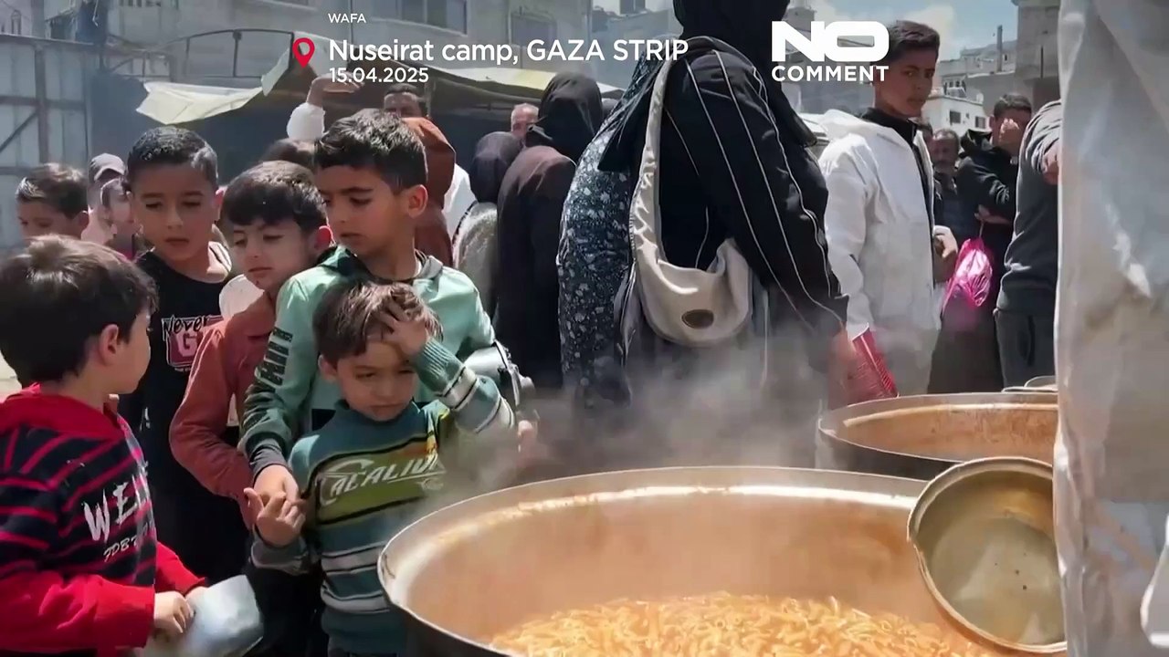 Filistinliler, Gazze'nin merkezinde gıda yardımı almak için sıraya giriyor