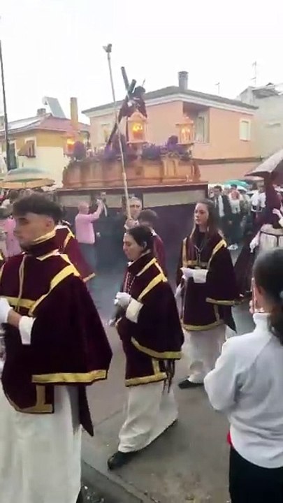 El Cristo de la Compasión busca refugio por la lluvia