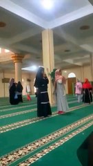 Indonesia ki masjid me ek choti bachi k ander jin aa gya or majid k pillar pr char gyi