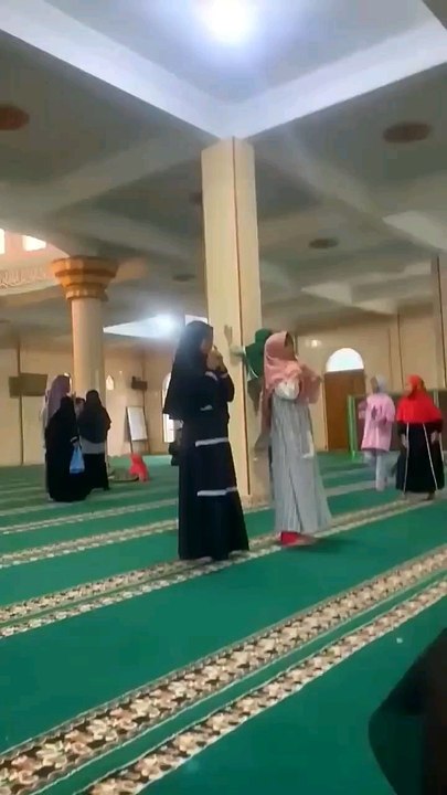 Indonesia ki masjid me ek choti bachi k ander jin aa gya or majid k pillar pr char gyi