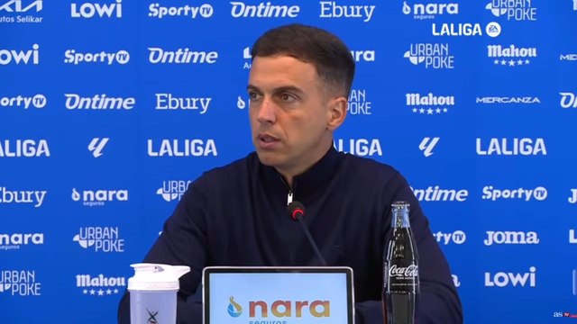 Momentazo de Borja Jiménez al llegar a la sala de prensa