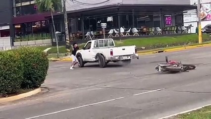 Conductor de vehículo huye tras atropellar a motociclista en SPS
