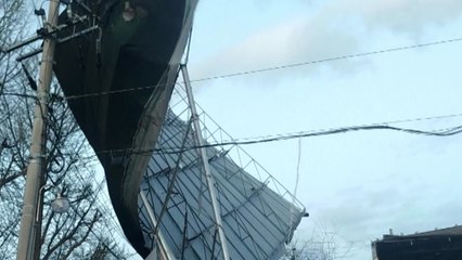 울산에 강한 바람...지붕 전신주 덮쳐 55가구 정전 / YTN