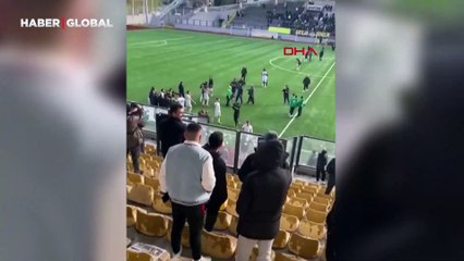 Amatör maçta kavga: Stadyumun cam kapısını kırdılar