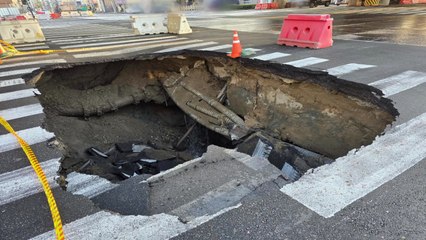 부산 사상구 도로에서 땅꺼짐 발생...가로5m 세로5m / YTN