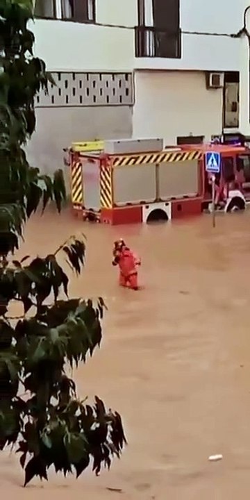 Bomberos atendiendo las incidencias causadas por la lluvia en Lanzarote / AH