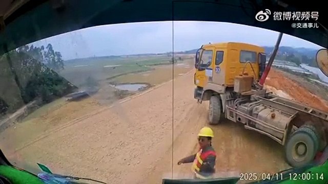 Ce camion se met à lancer des décharges électriques sans raison