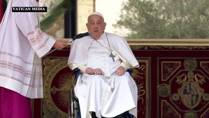 البابا فرنسيس يحيي الحشود خلال قداس أحد الشعانين