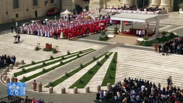 El Papa Francisco aparece en la Plaza de San Pedro al final de la misa