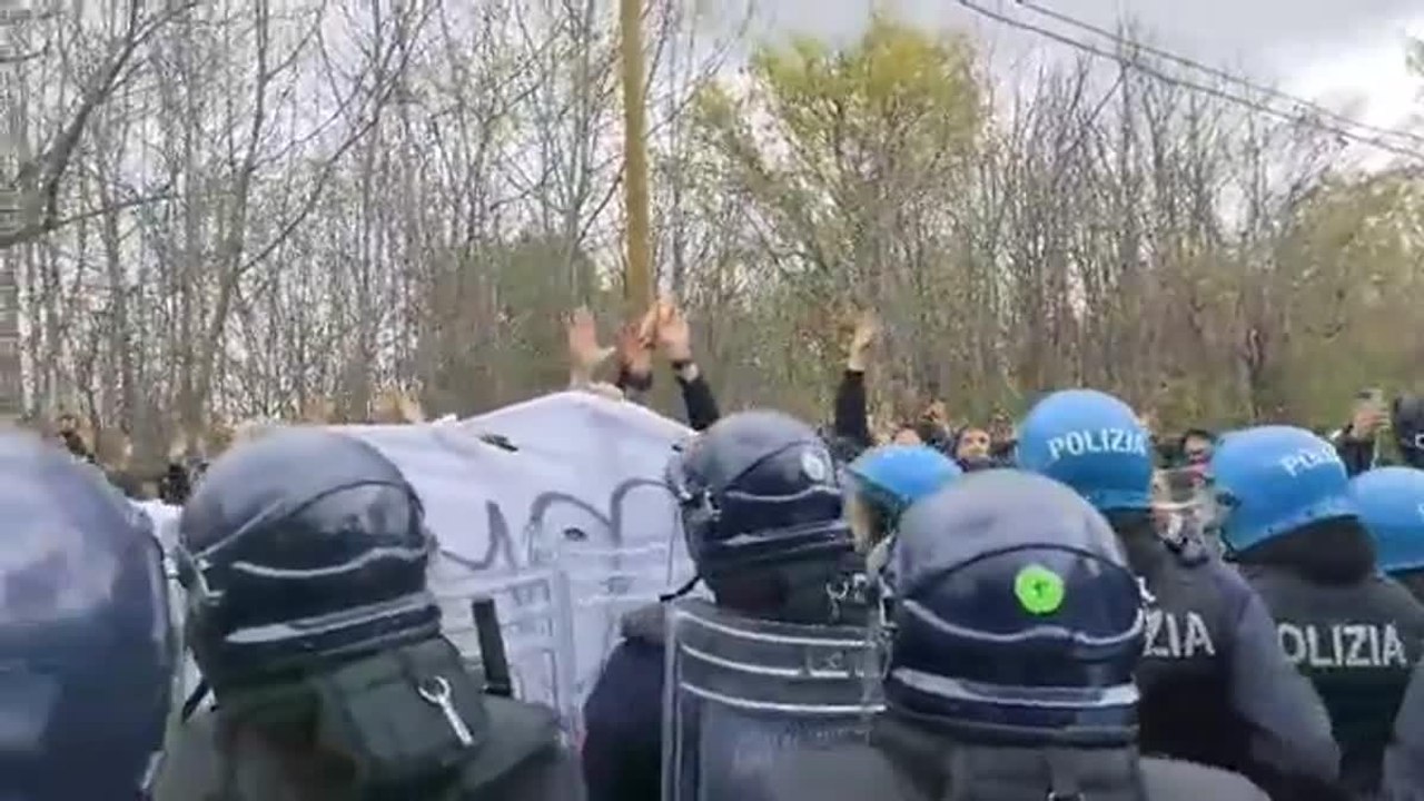 Rave party a Torino, scontri tra partecipanti e forze dell'ordine