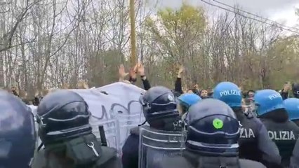 Rave party a Torino, scontri tra partecipanti e forze dell'ordine