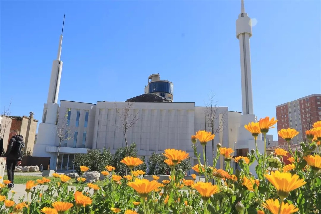 ARNAVUTLUK’UN İHTİŞAMLI MİMARİSİ BALLİE CAMİSİ