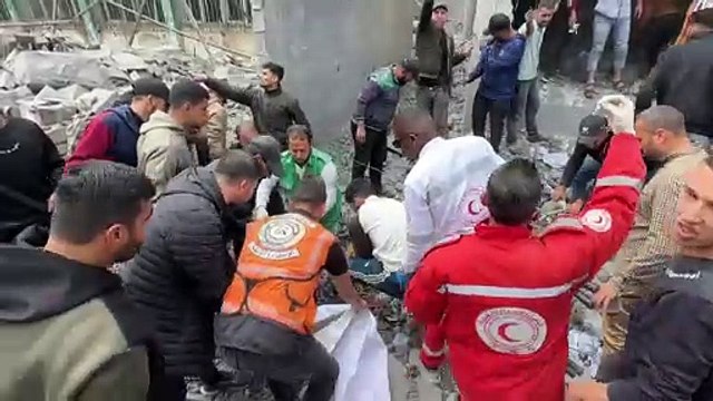 عمليات إغاثة في دير البلح عقب قصف جوي إسرائيلي