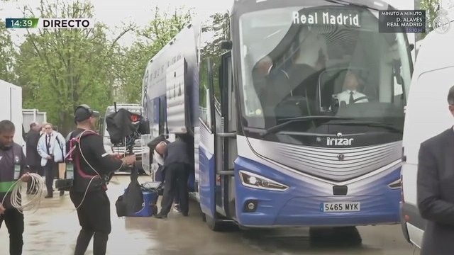 Las caras de Vinicius y Edrick al bajarse del bus en Vitoria: más que significativas