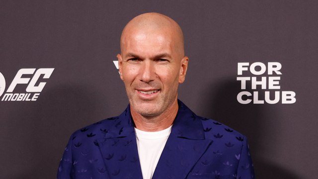 GALA VIDEO - Zinedine Zidane grand-père de 3 petites-filles : on ne saurait dire laquelle est la plus craquante !