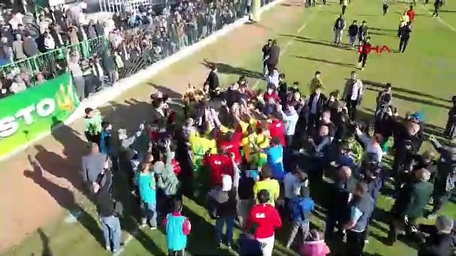 Amatör lig maçında Süper Lig takımlarını kıskandıran görüntü