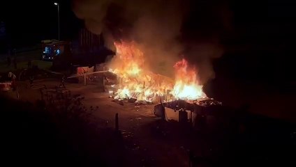 Los Bomberos extinguen el incendio del asentamiento de La Sagrera