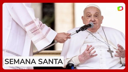 Com aparência frágil, papa Francisco faz aparição inesperada no Vaticano