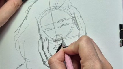 Artist paints a portrait of her online idol using makeup and pencil colors