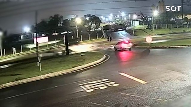 Mulher morre em grave colisão entre carro e ônibus no Trevo da Portal em Cascavel