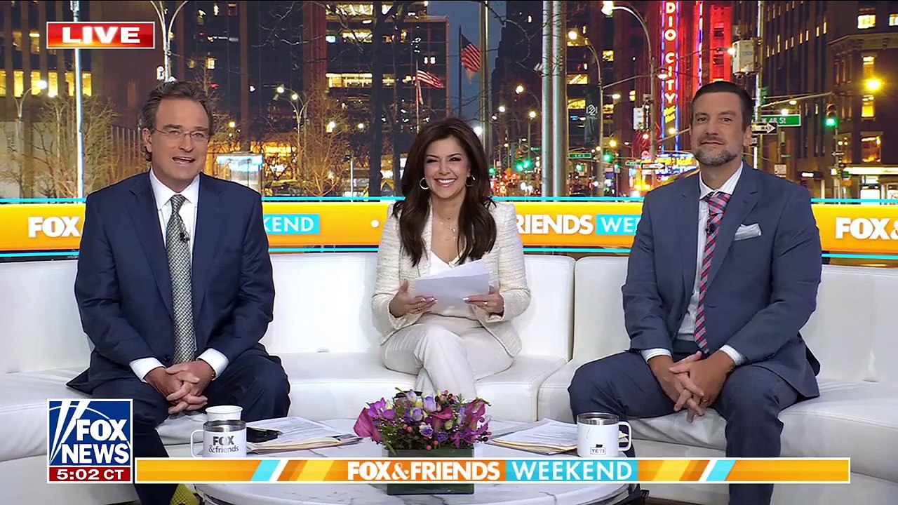 Roaring UFC crowd welcomes Trump, chanting 'USA!'