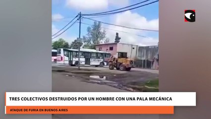 Tres colectivos destruidos por un hombre con una pala mecánica