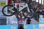 Van der Poel eterniza su trono en el Infierno del Norte: una mala curva rompe el sueño de Pogacar 