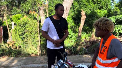 Mujer le paga el pasaje al motoconcho con comida    El Haitiano Compale