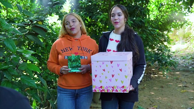 Le dio un regalo peque o pero a ella no le gusto LOS SOCIOS SOY