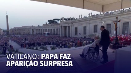Papa aparece de surpresa em missa no Vaticano