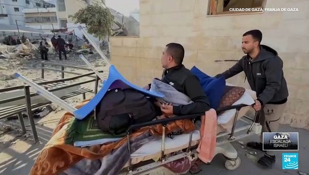 Trabajadores y pacientes evacúan hospital destruido tras ataque israelí