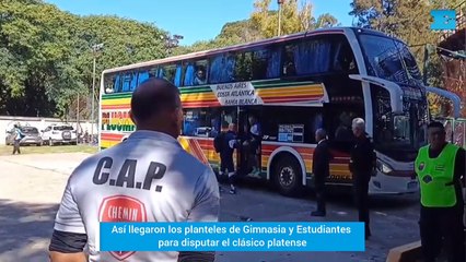 Clásico platense: la llegada de los planteles al Bosque