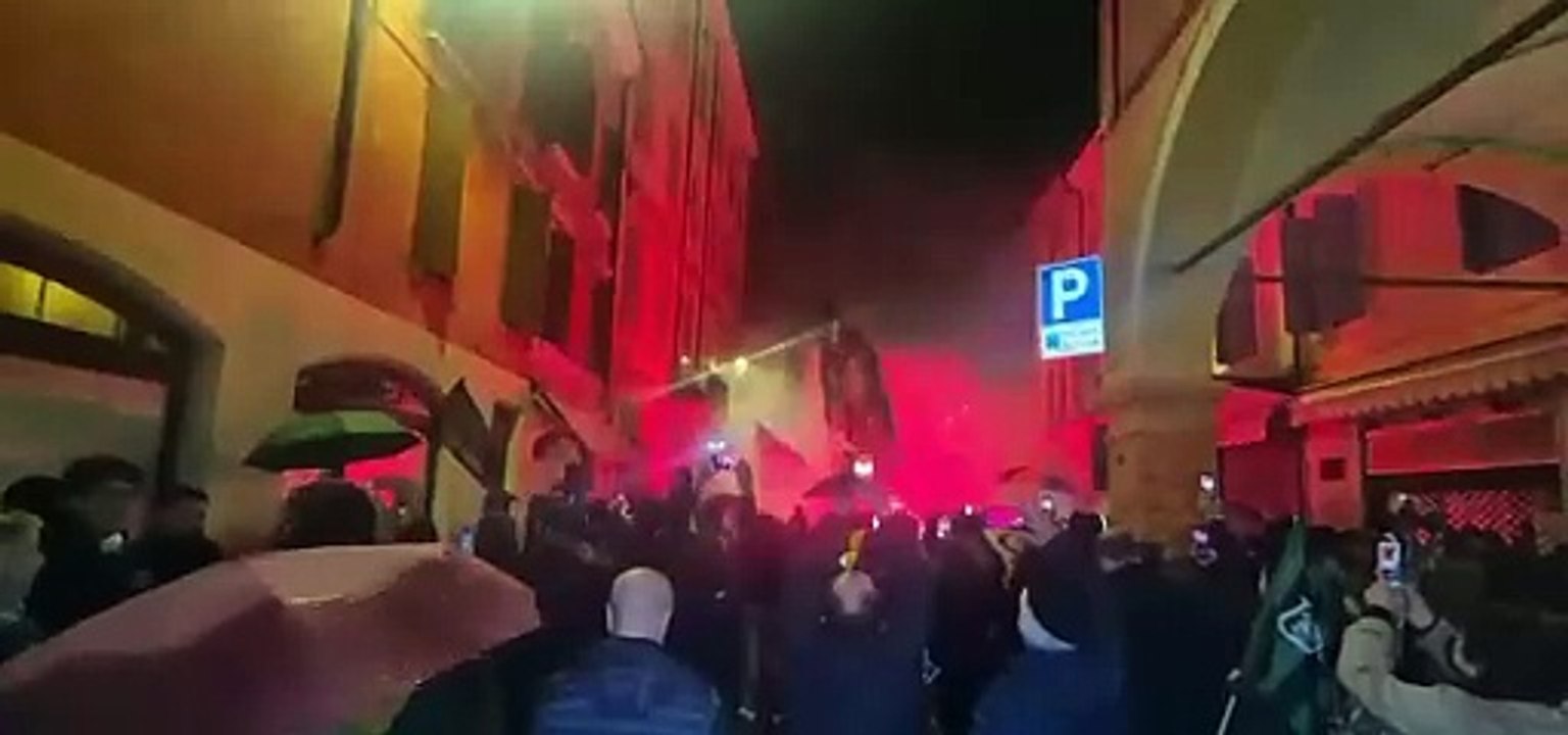 Sassuolo in Serie A, il corteo dei tifosi fino a piazza Garibaldi tra cori e fumogeni