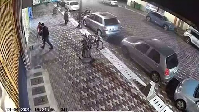 Imagem flagra briga que resultou em mulher esfaqueada no Centro de Cascavel