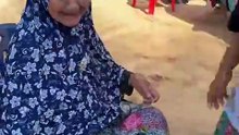 Dua tangan ibu yang mengangkat