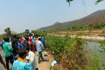 नहर में गिरी पिकअप वाहन