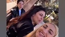 Η Ιωάννα Τούνη στην παιδική χαρά με τις φίλες της