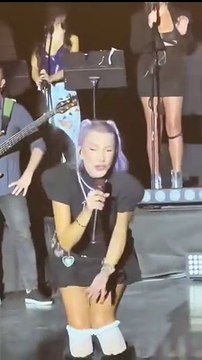 Hande Yener Hiç Kimseyi seninle Aynı Tutmak Olurmu Offical Video