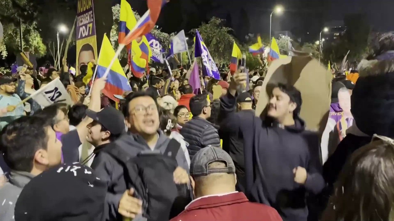 Los seguidores de NOBOA INUNDAN las calles de QUITO tras su VICTORIA ELECTORAL en ECUADOR