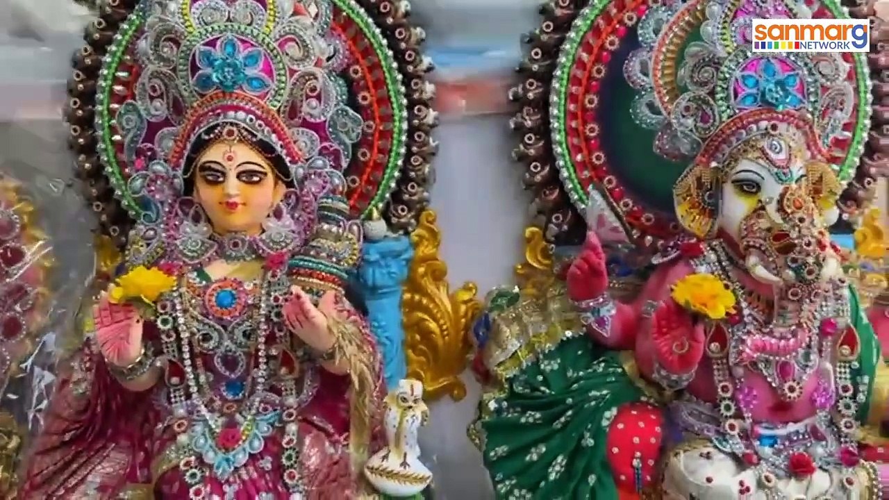 कुम्हारटोली में पहला बैशाख के लिए गणेश-लक्ष्मी की प्रतिमा की खरीदारी करते लोग