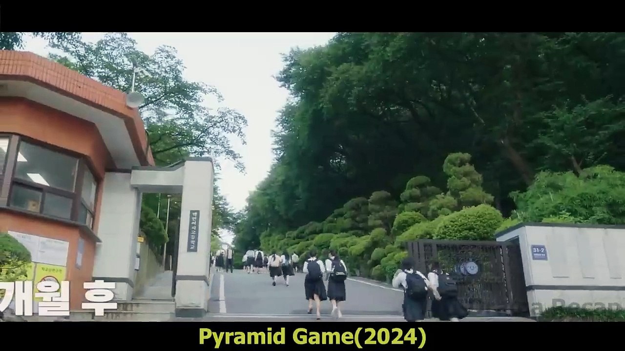 Bullied by the School Queen, the Transfer Student Decides to Fight Back