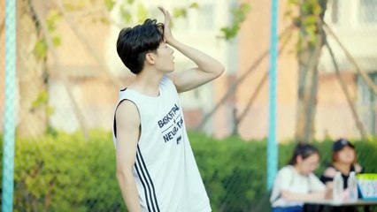 Ordinary girl discovers that her new neighbour is a famous celebrity. They fall in love