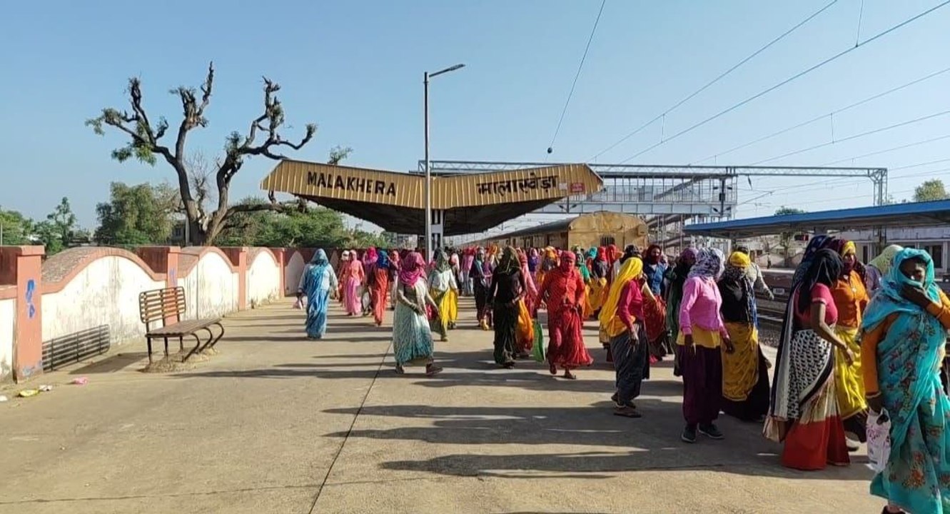 VIDEO: मालाखेड़ा रेलवे स्टेशन पर हजारों की संख्...